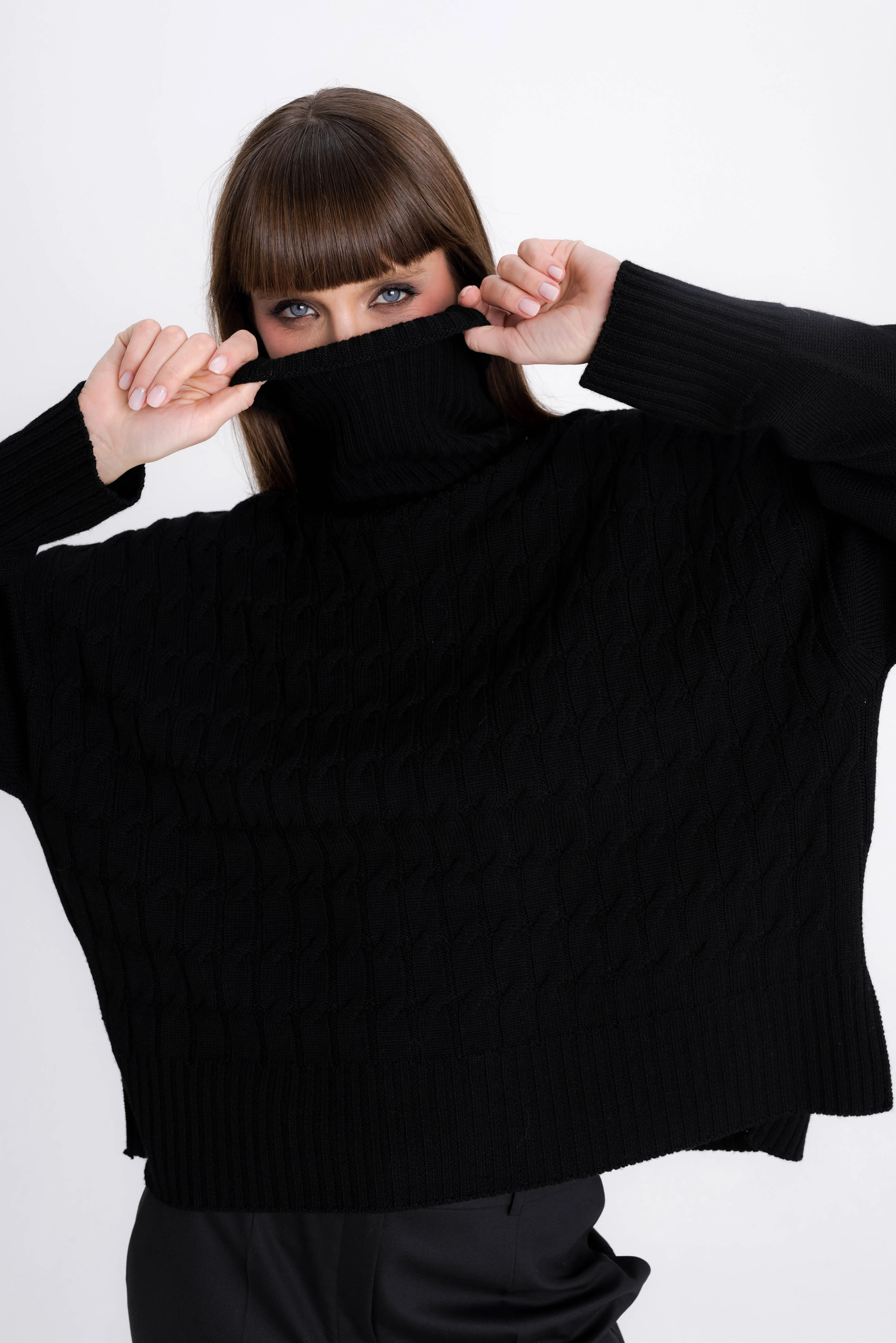 BLACK HIGH-NECK SWEATER